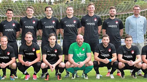 unten v.l.n.r.: Hans Schranner, Vize-Kapitän Daniel Knogler, Felix Maier, Marcel Haase, Marco Knogler, Andreas Dichtl, Benjamin Hoch
oben v.l.n.r.: Thomas Eichstetter, Thomas Welzhofer, Lukas Schranner, Michael Hätscher, Christopher Heider, Sebastian Gebendorfer, Florian Langwieser, Kapitän Stefan Freudenmacher, Alexander Langwieser

Auf dem Foto fehlen: Coach Andreas Klein, Abteilungsleiter Michael Kellerer, Ibrahim Emet, Yavuz Caglar, Dominik Langwieser, Alexander Wanke, Florian Kellerer, Abdul Samed Caglar

Foto: Michael Utz