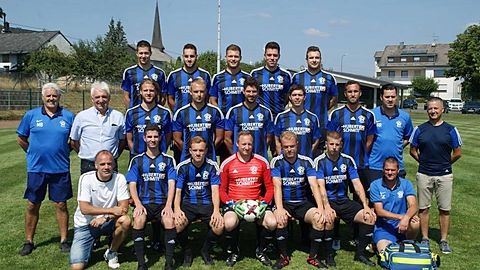 Hintere Reihe von links: Marc Willems, Marvin Roth, Oliver Lieser, Florian Roth, Marc Schmitt
Mittlere Reihe von links: Matthias Bichler, Sponsor Hubert Schmitt, Kornelius Beckers, Peter Schwickerath, Julian Dücker, Thomas Lichter, Pascal Junk, Alexander Roso, Thomas Vollmann
Vordere Reihe von links: Trainer Klaus Grüber, Christian Baustert, Philipp Lorig, Edgar Schneider, Michael Kleinmann, Johannes Engelke, Betreuer Gerd Kozik