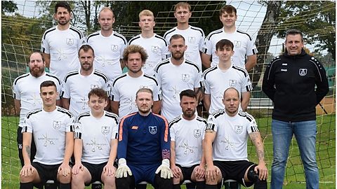 1.⁠ ⁠Herren 2024/25: Mit Teamgeist und Leidenschaft in die neue Saison!
Mannschaftsfoto:

Hintere Reihe (v.l.):
Timo Cordes, Jan-Pascal Hische, Jano Radzeweit, Moritz Schroll, David Böllert

Mittlere Reihe (v.l.):
Matthias Weber, Daniel Meyer, Niklas Becker, Niclas Lesniczack, Lennox Böllert, Christian Böllert

Untere Reihe (v.l.):
Jonah Hünecke, Ken Böllert, Eduard Hirt, Steven Sadler, Marten Walley

Es fehlen:
Xaver Becker, Daniel Flass, Claas Bartling, Nico Neumann, Fabio Kluge, Luca Behrend