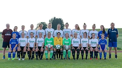 Vordere Reihe v.l.: Kathrin Weber, Carola Walser, Laura Selig, Victoria Fuchs, Anja Deinhardt, Lisa Schmidt, Christine Brey, Nicole Reichardt, Angelina Netzer, Yvonne Perlberg, Linda Hengge
Hintere Reihe v.l.: Alfons Kolb (Co-Trainer), Elena Kolb, Julia Kolb, Sandra Benzinger, Corinna Greber, Nadine Bauer, Sarah Hutterer, Sara Ferber, Tamara Rasch, Sabrina Prinz, Elena Ortmann, Marla Schnetzer, Erich Rasch (Trainer)