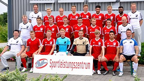 obere Reihe von links: Martin Schmidt (Co-Trainer), Hannes Lehmann, Mirko Mrosek, Anton Merz, Lennard Plaga, Mahir Alias, Tim Niklas Asmussen, Rockefeller Tandeh-Kandooh, Stephan Amussen (Fußball-Marketing),  mittlere Reihe von links: René Molter (Betreuer), Niels Wiese, Kim Bornholdt, Fynn Gerlach, Lars Horstinger, Jörn Vogt, Lukas Henke, Dirk Asmussen (Trainer), untere Reihe von links: Alejandro Javier Aguirre (Physio), Henning Schemutat, Lukas Kommorovski, Arvid Reiter, Mats Hinrichs, Daniel Schwennsen, Garbit Temirgan, Holger Steensen (Fitness-Coach)