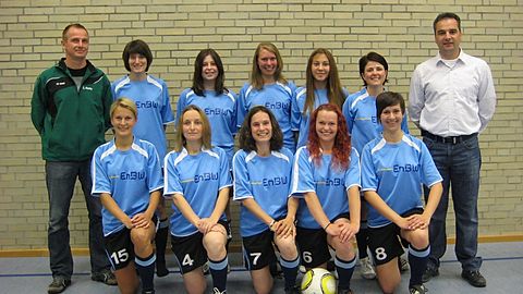 h.l.Trainer Roger Hanke, Daniela Bernauer, Sarah Perschewski,Hanna Augustin, Aileen Fahner, Anja Humburger, 1.Vorstand Jürgen Streib
v.l.Kapitän Rebekka Banholzer, Birgit Breiner, Vanessa Violante, Julia Kühner, Elena Banholzer