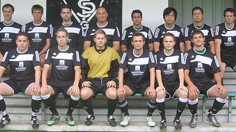 &quot;SpVgg Hacklberg - Mannschaft I&quot;
v.o.l: Christian Kuhls, Matthias Galler, Matthias Leiber, Armin Schröttner, Cristian Chis, Kai-Mi Yang, Markus Bauer (C), Lennart Galler,
v.u.l: Sebastian Schröttner, Michael Wagner, Tobias Stockmeier, Simon Gadringer, Andreas Viemann, Robert Peterlick
es fehlt: Benedikt Welzenbach, Artur Markowski, Vinzenz Maurer