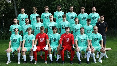 Hintere Reihe von links: Enzo Hüsing, Thies Kleber, Linus Funke, Dariusch Bagher-Tehrani, Sascha Hüller, Felix Schardey, Niklas Franke. Mittlere Reihe von links: Niklas Oetken, Mathis Trau, Felix Lange, Lasse Pierrets, Maarten Palluth, Jose Moronta, Miko Reins, Tom Agena. Vordere Reihe von links: Fynn-Luca Wolf, Piet Eilers, Phil Schütte, Tom Kögler, Nico Läkamp, Maximilian Beriault, Marcel Breier. Es fehlen: Andreas Greff, Jeremy Rostowski, Christoph Knoop, Jan Peters, Lars Wellmann, Mathias Hockmann, Tristan Stanislawski, Jan-Ole Meyer, Lasse Fornfeist, Lennart Schwab, Torsten Stumpe, Tim Gündling, Sven Lüken.