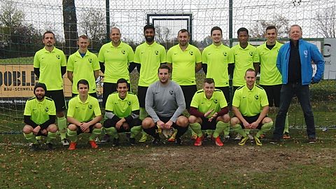 hintere Reihe von links: Dominik Schwarz, Robert Schmidt, Thorsten Demetz, Karandeep Gahir, Nihad Harambasic, Drilon Bublaku, Johnson John, Markus Mayer, Coach Michael Eichinger, Stefan Spannenberger, Andreas Neumann, Johannes Mayer, Dennis Müller, Patrick Heininger, Zoltan Paulik