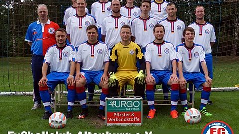 hintere Reihe: Chris Grünewald, Lars Härtel, Marcel Lange, Frank Meier
mittlere Reihe: Peter Köster (Trainer), Philipp Schuster, Peter Rieming, Kevin Bergemann, Manuel Schacke, Lars Köster (C)
vordere Reihe: Christian Köhler, Andreas Zwesper, Christopher Meißner, Rene Wich, Christian Riedel

Foto: http://www.fc-altenburg.de/