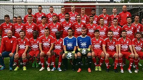Im Bild der komplette Spielerkader des VSV Büchig der Saison 2016/17 mit dem neuen Trikotsatz gesponsert vom VSV-Vorsitzendem Thomas Frank (ganz rechts) von der Firma Bau-Service Frank.