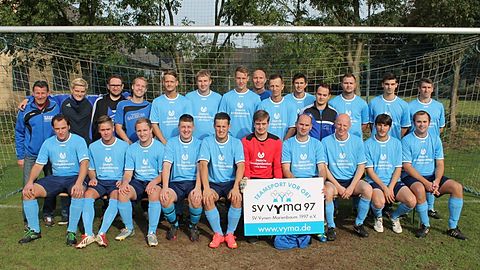 hintere Reihe v. l. n. r.:
Torwart-Trainer Thomas Nuske, Noah Decker, Team-Manager Achim Zelißen, Kai Geerißen, Sebastian Kisters, Andre Hahn, Florian Ullenboom, Sebastian Haberle, Marcel Rommer, Matthias Otto, Matthias Maas, Timo Hüwels, Nils Bremer, Robert Wiens

vordere Reihe v. l. n. r.:
Stefan Ledwon, Marvin Büren, Tobias Hüwels, Andre Thiel, Robin Pils, Philip Smith, Dzemal Alic, Stephan Schröder, Alexander Weihrauch, Spielertrainer Oliver Kraft

Es fehlen:
Torwart-Trainer Peter Arts, Sebastian Deckers, Philipp Eloo, Jens Kremers, Dennis Offermann, Julian Deymann