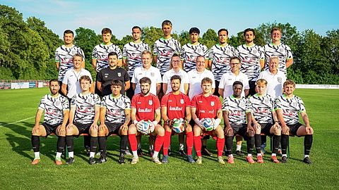 Hinten von links: Andrej Skoro (Co-Spielertrainer), Fabio Crapanzano, Daniel Mömkes, Maximilian Selinger, Arda Kömürcü, Berk Aksoy, Florian Kappauf, Daniel Amannsberger

Mitte von links: Miljan Prijovic (Trainer), Claudiu Pirjol (Torwart-Trainer), Jens Holzapfel (Betreuer), Verena Holzapfel (Betreuerin), Manfred Oster (1. Vorsitzender), Gerd Beer (2. Vorsitzender)

Vorne von links: Ahmet Kolcu, Quirin Kraus, Raul Aldea, Orestis Panthekas, Marco Morettini, Daniel Hanrieder, Enoch Adjalle, Simon Wittmann, Mark Friedrich

Es fehlen: Alexandru Dubinschi, David Androsevic, Yasin Djobo, Burhan Mustafov, Mihai-Allen Ghila, Finn Labedzki