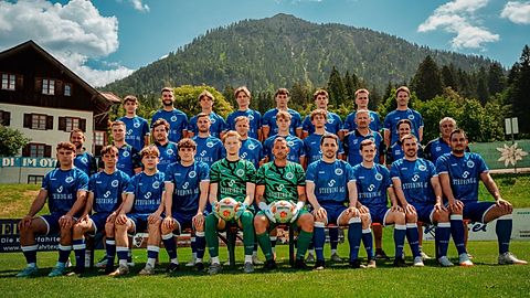h.v.l.: Anton Ogger, Peter Kreuzer, Simon Böck, Marcel Adelhard, Bene Eder, Felix Schulla, Niklas Rohner, Christian Lingg
m.v.l.: Marcel Mesch, Nico Reggel, Julian Walter, Jonas Schefter, Markus Sichler, Marc Lorenz, Basti Schratt, Burki Fischer, Michael Dreher, Hansjörg Donderer
v.v.l.: Luca Rief, Vale Lechleiter, Nico Tetzner, Tim Schulla, Chrissi Siebken, Kay Kähni, Sam Buchmann, Markus Übelhör, Marco Bonauer, Markus Stölzle
