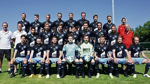 Vorne von links nach rechts:
Rubén Vajda, Artem Magel, Kevin Weidner, Pascal Krämer, Marvin Nicklaus, Niko Pfaffendorf, Alex Grod, Daniel Plagens
Mitte von links nach rechts:
Michael Hochrein (Trainer), Ralf Scherbaum (Co-Trainer), Cem Ada, Mika Lindner, Jeremias Hofmann, Kevin Markert, Johannes Dederich, Mario Zehner, Dominik Heckelmann, Andreas Ebsen (Betreuer)
Hintern von links nach rechts:
Andreas Jazev, Lukas Kirchner, Silas Krebelder, Niko Moskwiak, Martin Felsing, Thomas Popp, Tim Hänling, Sebastian Markert, Kim Hochrein (Physiotherapeutin)

Es fehlen:
Moritz Vollmer, Tim Schedel, Igor Mikic