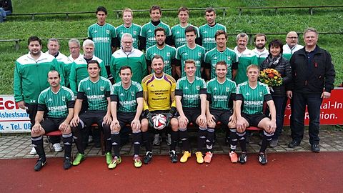 Hinten (von links nach rechts): Lohr Alexander, Hopper Stephan, Ries Alexander, Berghammer Markus, Stadler Andreas
Mitte (von links nach rechts): Weichselgartner Michael (AL), Sextl Rupert (2. Vorstand), Wiesmeier Konrad (Jugendleiter u Betreuer), Gschneidner Joschi (Trainer), Duffner Helmut (TM-Trainer), Wiesmeier Alexander, Dorfner Marius, Fürstber Thomas, Wiesmeier Karl (Betreuer), Dalliner Andreas (2. AL), Eckbauer Margit (Sposorin), Heubelhuber Bernhard (1. Vorstand), Eckbauer Günther (Sponsor)
Vorne (von links nach rechts): Thaler Stefan, Baumgartner Tobias, Schiebelsberger Jonas, Utz Harri, Rothenaicher Fabian, Ginghuber Maximilian, Sommersdorfer Ludwig