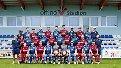 Hinten v.l.n.r.: Betreuer Wendl Schäfer, Timo Schafroth, Joshua Hössl, Pascal Schindele, Felix Freund, Tobias Steidle, Jannik Katzer, Thomas Echteler, Martin Lingg, Dominik Engstler, Betruer Markus Höllisch
Mitte v.l.n.r.: Trainer Christian Geiß, Michael Wehrmeister, Lukas Hoschka, Bastian Feneberg, Benjamin Ruge, Michael Gräßl, Leopold Reißle, Björn Fick, Salomo Sagna, Pascal Pfeil, Lukas Holderied, Trainer Cihad Taghanli
Vorne v.l.n.r.: Sebastian Pöppel, Maxim Knoll, Florian Gruber, Florian Steger, Tobias Maier, Fabio Eschbaumer, Adam Maurus, Marlon Buck, Martin Schlachter, Marcel Grauer