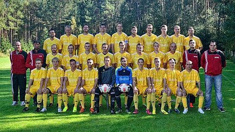 hintere Reihe von links: Karatas M., Kühnel M., Regnet S., Müller M., Haberkern C., Petermann U., Vogt M., Reitz S., Schrödel M., Braun C.
mittlere Reihe von links: Bernd H. (Trainer), Meier R. (3. Spielleiter), Spindler F., Woischiski F., Vogel M., Mudra D., Woischiski R., Weidmann K., Schwarz A., Heßlinger T., Schuster M., Vogel J. (2. Spielleiter)
vordere Reihe von links: Stegmann J.-D., Heinz C., Schwarz D., Husslein M., Nebe O., Waitz M., Grauthoff D., Meier A., Viedts D., Kücük I.