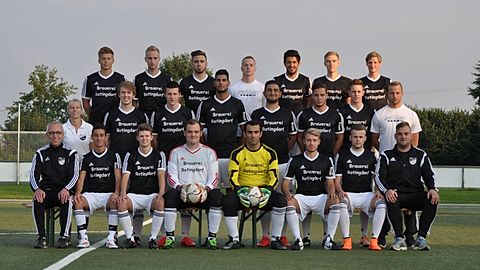 Hinten von links: Gian-Luca De Carlo, Kai Lohmann, Michael Sieb, Mirko Beckmann, Göksu Keles, Henry Deutschmann und Jakob Bruelheide. Mitte von links: Betreuerin Petra Lohmann, Paul Krause-Sparmann. Luca Wemhöner, Deniz Özden, Hasan Geceli, Erik Eimterbäumer, Simon Stoppenbrink und Christian Lohmann. Vorne von links: Trainer Stefan Kleine-Böse, Giuseppe Rizzi, Michel Schröder, Sebastian Luedtke, Mustafa Solmaz, Marius Nagel, David Lohöfener und Trainer Maximilian Luedtke. Es fehlen: Cem Dolgun, Morten Franken, Simon Kaczmarek, Sven Kleine-Böse, Cedric Sahrhage, Tayfun Özden und Maurice Werner.