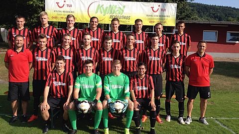 Hinten von Links: Andre Schwarz, Jonas Amberg, Andreas Huwer, Markus Wolf, Jonas Streit, Peter Wengler, Rene Schwarz, Philippe Gericke
Mitte von Links: Frank Amberg (Sportlicher Leiter) Jason Pütz, Felix Faber, Lucas Heck, Merlin Bauer, Nils Ellert, Moritz Winter, Oliver Mertes, Harald Thömmes (Trainer)
Vorne von links: Felix Zingen, Florian Barthel, Nico Steffes, Kevin Macat