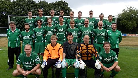 H. v. l.
Danny Giesen, Sebastian Seltmann, René Lamers, Tobias Friedsmann, Tobias Janßen, Markus Veltkamp, Christian Rothgang, Pascal Jaffke, Viktor Buchmüller
M. v. l.
Betreuer Helmut Pouwels, Sascha Archimowitz, Moritz Barnick, Daniel Spengler, Daniel Peters, Maximilian Kozmin, Peter Hagenbruch, Kevin Janz, Trainer Sebastian Rosenboom
U. v. l.
Mario Schwienheer, Philip Voss, Maurice Donsbach, Daniel Röniger, Christian Paschmann
es fehlen
Trainer Michael Schöndeling, Tobias Pilkmann, Björn Fehling, Jannik Verfers, Sebastian Veltkamp, Sascha Fehlemann, Savas Sürün und Uwe Pilkmann