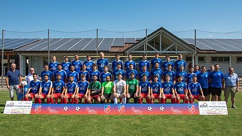 hinten von links: Jeremy Götz, Daniel Baumer, Duran Akcay, Florian Baumer, Jochen Walz,Bastian Gutmann, Niklas Hättig, Lukas Rinklin, Luis Erschig, Rune Holzleiter, Alexander Textor
mitte von links: Sponsor Dirk Ziser, Spielausschuss Adi Meier, sportl.leiter Thorsten Krausse, Hasan ali Feramuz, Tobias Schill, Jonas Schill, Luis Enderlin, Lukas Bury, Benjamin Köhl, Fabio Lauppe, Artur Kemmer, Danny Günther, Marius Rinklin, Marc Rueb, Maximilian Laskowski,  Trainer Hosain Tahiri,TW Trainer Simon Kaltenbach, Stefan Scorsolini, Co Trainer Alexander Schmidt, 1.vorsitzender Karl Heinz Rinklin
vorne von links: Philippe Licht, Bilal Akcay, Hakan Albayrak, Nico Hoelle, Christian Heisel, Sergio Neumann, Francesco Buscemi, Dominik Richter, Mark Möller, Denis Ceken, Robin Meier, Domenik Lehmann, Enjo Magalhaes de Almeida, Manuel Braunwarth
es fehlen: Niklas Klee, Marino Günther, Sergio Meier, Trainer 2.Mannschaft Mathias Porath, Iven Rösch, Kristzian Nagy, Timo Danzeisen, Tugay Coban, Philip Hassler, Alessandro Catanzaro