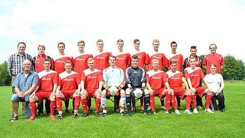 obere Reihe v.l.n.r.: Abteilungsleiter Fußball Mirco Bredenförder, Lars Albersmann, Tim Grziwa, Heiko Eilers, Niclas Schulze, Dennis Welkener, Joost Wilken, Jan Otte-Vinke, Dragos Chefa, Jean-Marc Ratzlaff, Trainer Wladimir Goting

untere Reihe v.l.n.r.: Betreuer Ernst-Heinrich Wiete, Rico Töpel, Maik Wiete, Colin Rokossa, Oliver Nienhüser, Co-Trainer Christoph Stieglat, Sven Rode, Felix Greive, Pascal Kavermann, Physiotherapeutin Tina Röser

Es fehlen: Nils Niemeyer, Sebastian Kobus, Benjamin Buggert