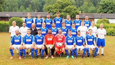 Hinten stehend von links: Benjamin Bischoff, Marco Geuder, Deniz Celik, Luca Weller, David Bohn, Stefano Trefz, Daniel Zivaljevic; 
Mitte von links: Trainer Michael Hägele, Co-Spielertrainer Andreas Grimmer, Sportdirektor Udo Bauer,  Marvin Suckut, Evangelos Tsakiridis, Niclas Müller, Sebastian Schmölzer, Betreuer Maurice Krawtschuk, Spielleiter Patrick Reisshauer, Co-Spielertrainer Marcel Klink;   
Vorne sitzend von links:  Antonio Randisi, Fabian Hirschmann, Louis Piscopo, Michael Caratzias, Egzon Krasniqi, Patrick Voag, Sebastiano Di Benedetto, Fabio Großberger.
Es fehlen: Okan Tüysüz, Dennis Briegel, Moritz Unseld, Betreuer Domenico Campisi.