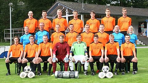 h.v.l.: Tobias Eckl, Mario Steininger, Christian Schiller, Thomas Haimerl, Patrick Preuß, Stefan Hübner, Armin Pfeffer
m.v.l.: Co-Trainer Thomas Zitzl, sportlicher Leiter Klaus Hielscher, Walter Spielbauer, Thomas Strohmeier, Florian Wittmann, Jakob Danielak, Trainer Josef Mühlbauer, Physiotherapeutin Christiane Höfner
v.v.l.: Matthias Probst, Michael Kopp, Thomas Seidl, Matthias Rupprecht, Michael Holzapfel, Andreas Wastlhuber, Tobias Köppl, Tommi Reisinger