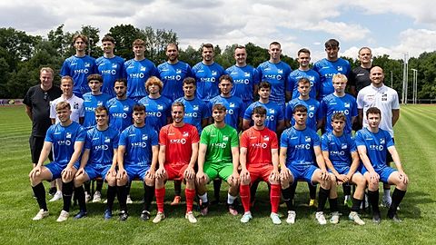 Hinten v.l.: Lukas Bock, Till Steinhilber, Steven Kaierle, Sertan Seferoglu, Max Baumgärtner, Moritz Randecker, David Wagner, Dustin Wirtz, Philipp Lovric, Co-Trainer Hubert Baumgärtner
Mitte v. l.: Sportliche Leiter Thomas Bock und Bernd Seifried, Felix Schwingenschlögl, Khalil Mansour, Hannes Wörner, Luca Martek, Nils Gallo, Tim Guster, Florentin Wagner, Moritz Bamann, Spielertrainer Stefan Mader
Vorne v. l.: Fynn Steinhilber, David Strauss, Tom Baumgärtner, Marvin Bock, Johannes Klett, Pascal Bürkin, Pascal Leciejewska, Mansur Yildiz, Tim Eissler