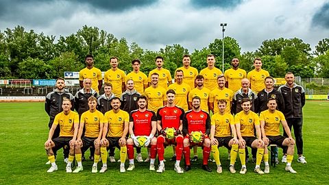 o.v.l. Antoine Agbeve, Kilian Heldmann, Yannik Haller, Benjamin Burger, Lukas Rubenbauer, Ludwig Richthammer, Banding Drammeh, Julius Hammer
m.v.l. Roman Reinhardt (sportlicher Leiter), Josef Haas (Co-Trainer), Luis Schildbach (Betreuer), Manuel Donhauser (Torwart Trainer), Mario Schmien, Tobias Götz, Nico Herrndobler, Tobias Rudlof, Hannes Beer (Teammanager), Matthias Schmien (Abteilungsleiter), Andreas Scheler (Trainer)
v.v.l. Marco Helleder, Noah Majdic, Maximilian Witzel, Philipp Maier, Tim Schreiner, Martin Madeiski, Leon Kipry, Frank Wagner, Philipp Götz
Es fehlen: Niklas Mecke, Leon Schreiner, Berkant Keskin, Aboubacar Fanneh