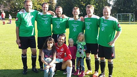Die 1.Alt-Herren Ü-32 Mannschaft von Fortuna Dilkrath ging an den Start.
v.l.Rainer Lankes, Tobias Wilms, Sven Amberg, Frank Halemba, Uwe Engelbrecht, Christian Hofmann, sowie Lars Olbertz...die Premieren Fans waren u.a. Marie+Johanna Halemba und Antonia Olbertz