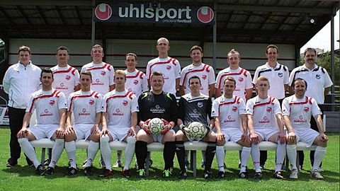 Hi.Links: 2. Vorstand Florian Zehender, Trainer Jasmin Dubinovic, Trainer Patrick Seif, Achim Mehl, Volker Class, Michael Blaich, Tobias Dreher, Abteilungsleiter Christian Dürr, 1. Vorstand Claus Hermann.
Vo. Rechts: Dennis Göttling, Timo Jörgens, Jan Schmid, Frederik Lutterschmid, Roman Werz, Stefan Mehl, Lars Schmid, Benjamin Wuchter