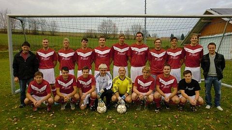 Stehend: Ex-Vorstand Thomas Brunngraber, Konrad Art, Christian Öttl, Marco Domani, Marco Kapshammer, Timm Putz, Mario Domani, Thomas Müller, Julian Reitberger, Christian Saller, Vertreter des Sponsors

Knieend: Michael Roll, Florian Käser, Josef Graf, Markus Bauer, Christian Holler, Pascal Schon, Alois Saller, Mathias Preis