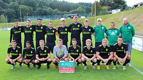 hinten v.l.n.r.: Serhat Nas, André Wilbois, Djllol Ziani, Tobias Adam, Mergim Ukaj, Sebastian Speicher, Florian Kaiser Trainer Helmut Hürter und Hüsnü Acar, Betreuer Alexander Weber, vordere Reihe v.l.n.r.: Marco Kurpanik, Ali Mousavi, David Selzer, Niklas Bastian, Aljoscha Wellstein, Stefan Brandt, Bastian Kurpanik, Marco Selzer