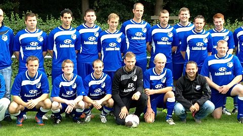 Die Mannschaft im September 2013
O.l.: Jörn Mülfarth (Betreuer), Philipp Lieberenz, Francisco Voss, Dino Pavlidis, Christian Katscher, Ingo Hausmann, Sebastian Schmidt, Stefan Bücher, Thomas Arend, Kai Caron, Markus Dohmen
U.l.: Danilo, Roman Mülfarth, Jochen Honold, Jochen Minkenberg, Tobias Brodermanns, Jochen Konrad, Uwe Seifermann , Tobias Kolen (Trainer), Ulrich Hermanns