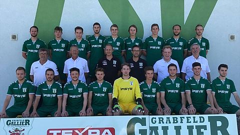 Oben v.l.: Nico Wirsing, Nils Voigt, Jakob Fischer, Sergiu Nistor, Stefan Demar, Lukas Bauer, Jonas Alber, Co-Spielertrainer Kilian Wenzel, Martin Erdenbrecher.
Mitte v. l.: Manager Gerhard Schüler, Abteilungsleiter Bernhard Leicht, Trainer Markus Bach, Teammanager Nico Kirchner, Mannschaftsarzt Dr. Klug, Vorstand Klaus Lemmer
Unten v.l.: Julius Scheuring, Manuel Leicht, Maxi Dietz, Benjamin Diemer, Manuel Schmidt, Daniel Beker, Jochen Schöppner, Felix Hanika, Louis Albert
Es fehlen: Jonas Schirm, Tizian Streichsbier