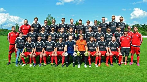 Obere Reihe v.l.n.r.: Manfred Schuster (Abteilungsleiter), Kilian Danzl, Mete Sesigür, Felix Pöschl, Ismail Bülbül, Christoph Wachs, Joshua Deubler, Jörg Lintner, Philipp Schönberger, Julian Essl, Stefan Smolka, Luca Dirr
Mittlere Reihe v.l.n.r.: Christoph Bronnhuber (Trainer 1. Mannschaft), Franziska Neumann (Trikotsponsor), Maximilian Braun, Daniel Kuchenbaur, Simon Schinzel, Stefan Wohnlich, Lukas Kircher, Philipp Fuchs, Tobias Ziegler, Michael Bugajski, Benedikt Megyes, Jonas Stenzel, Georgios Dragatakis (Betreuer), Andreas Bayr, Christian Bender (Trainer 2. Mannschaft)
Vordere Reihe v.l.n.r.: André Hein, Ertugrul Cemrek, Daniel Beck, Niklas Ferner, Alexander Schmid, Patrick Wild, Tobias Jedelhauser, Florian Eberle, Maximilian Kempter