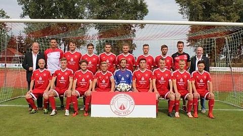 links hinten: Vorstandsvorsitzender Georg Resch, Trainer Christopher Fischer, Ralf Nietsch, Stefan Huber, Alexander Gruber, Tobias Süßmeir, Michael Glöttner, Johannes Pfeiffer, Betreuer Manuel Winter, Abteilungsleiter Anton Kanjo
link vorne: Patrick Thurm, Marcel Kienle, Alexander Wenger, Capitano Tobias Kain, Mario Huber, Timo Grandy, Oliver (Landesliga-)Dube, Alexander Fresser, Co-Trainer Peter Müller
es fehlen: Peter Frauenknecht, Marcus Bacher, Saffet Yildirim