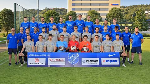 Hinten v.l.: Furczyk, Gutte, Gramlich, Mössner, Götz, Brenner, Keppler, Scholl, Blasi, Mollo, Müller Nico

Mitte v.l.: Angstmann Thomas (Torwart-Trainer), Bangert (Stellv. Abteilungsleiter Fussball), Huber (Abteilungsleiter Fussball), Dr. Abou-Ayash (Spielausschuss), Sahin, Marx, Bakan, Hüttler Felix, Tösel, Heckmann, Köllner, Dogan (Trainer 1. Mannschaft), Hogen (Co-Trainer 1. Mannschaft), Heinrich (Trainer 2. Mannschaft)

Vorne v.l.: Mößner, Guth, Müller Robin, Gärtner, Opitz, Haase, Hüttler Lukas, Gebauer, Angstmann Leon