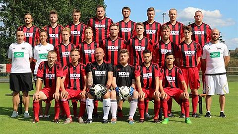 v.l.hinten:

Oliver Schilling, Lucas Reimuck, Lucas Preller, Diyar Yilmaz, Christian Siegfried, Pascal Sudrow, Patrick Bergmann

v.l.hinten:

Betreuer Sven Pflanz, Betreuerin Lisa Thurig, Paul Knabe, Phillip Rummert, Vincent Alvensleben, Lucas Lauerwald, Andreas Knoll, Sascha Riefschneider, Co-Trainer Hans Grünack

v.l.vorn:

Trainer Marcel Matschke, Marius Sauer, Daniel Schulze, Justin Weisser, Tom Warnecke, Jonas Jansen

es fehlt:

Tom Schulze, David Speiler, Rene Marquardt

 	 
Trainingszeiten:

Mi ab 19:00