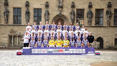 Reihe v.l.n.r.: Lennart Bartling (Physiotherapeut), Bernd Riesselmann, Niklas Wiemann, Bjarke Jacobsen, Theo Janotta, Luc Ihorst, Robin Fabinski, YiÄüit Karademir, Robert Tesche, Mailen Valle (Physiotherapeutin) 3. Reihe v.l.n.r.: Manfred Glüsenkamp (Psychologe), Leon Seelhöfer (Teammanager), Clemens Kruse (Arzt), Tim Schütte (Athletiktrainer), Frithjof Hansen (Co-Trainer), Daniel Davari (Torwarttrainer), Ferydoon Zandi (Co-Trainer), Ferhat Findik (Analyst), Tom Herzig (Arzt), Sebastian Schwermann (Head Of Performance) 2. Reihe v.l.n.r.: Timo Schultz (Cheftrainer), Kevin Wiethaup, Bashkim Ajdini, Frederik Christensen, David Kopacz, Jannik Müller, Fridolin Wagner, Kevin Schumacher, Tony Lesueur, Kai Pröger, Joe Enochs (Direktor Fußball) 1. Reihe v.l.n.r.: Patrick Kammerbauer, Lion Semic, Bryan Henning, Kevin Wiethaup, Mats Remberg, Lukas Jonsson, Niklas Sauter, Ismail Badjie, Lars Kehl, Nikky Goguadze Es fehlt: Mario Richter