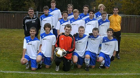 obere Reihe von links: Lukas Köstler, Tobias Hausner, Felix Wopmmann, Matthias Reil
mittlere Reihe von links: Gerhard Frank (Trainer), Marcel Schmidt, Fabian Vogt, Christoph Busch, Stefan Forster, Matthias Schuller, Martin Bock (Trainer)
untere Reihe von links: Markus Balk (C-Jugend), Yannick Woppmann (C-Jugend), Daniel Lukas, Thomas Stahl, Lukas Woldrich, Tobias Guber
