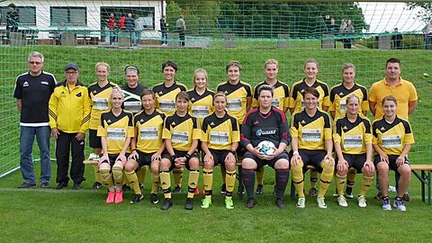 hinten v.l.: Trainer Hermann Kolb, Spielleiter Arno Hermann, Jana Schmidt, Anika Kellner, Jana Hanke, Svenja Günzel, Nina Häuflein, Lisa Hammer, Marie Scheler, Jannette Marx, Co-Trainer Florian Nikolait
vorne v.l.: Anna Illmer, Lisa Sommer, Isabel Raithel, Anna Raithel, Michelle Leipold, Lisa Leitzinger, Caroline Eberth, Julia Fellisch