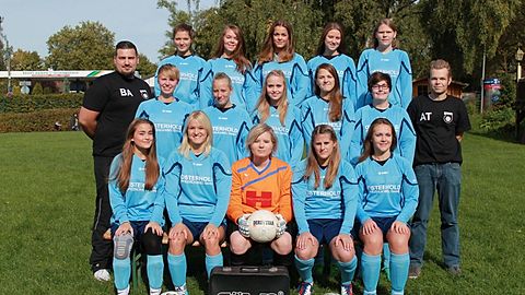 Hintere Reihe von links: Linda Bönig, Vanessa Kullmann, Pia Plähn, Alicia Stauf, Sarah Capodanno
Mittlere Reihe von links: Trainer Benni Abazay, Carina Schumskas, Mandy Stauf, Verena Landmann, Sabrina Barwisch, Anna Sadzenica, Trainer Alex Twellmeyer
Untere Reihe von links: Kathi Plähn, Jennifer Klein, Sabrina Czarnetzki, Kim Dirks, Lisa-Marie Wachtel