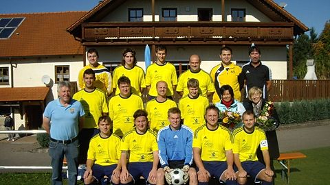 Hi. lins: Betreuer Michael Frischholz, Markus Karl, Andreas Gollwitzer, Max Kleber, Daniel Meckl, Abteilungsleiter Raimund Forster
Mitte links: Präsident Franz Singer, Michael Kleber, Alexander Kühner, Marco Warta, Alexander Albang, Melanie und Gitte (Trikotsponsoren)
Vorne links: Christian Riedl, Tobias Hölzl, TW Matthias Kraus, Trainer Manuel Meckl, Kaptitän Benjamin Heider