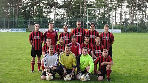 hintere Reihe v.l.n.r.: Andreas Scherf, Torwarttrainer Nils Rommelfangen, Thorsten Gehlen, Mathias Jonas, Daniel Hilgert, Mathias Lichtmess

mittlere Reihe v.l.n.r.: Fabian Schmitt, Bernd Hamm, Trainer Uwe Linz, Mathias Scherf, Markus Zonker

vordere Reihe v.l.n.r.: Stefan Schmitt, Niclas Jungels, Alexander Schömer, Rene Heß

es fehlen: Tobias Werhan, Michael Schmitt, Alexander Plunien, Thorsten Bohn, Fabian Schreiner, Sebastian Bernard, Ralf Bettendorf, Michael Weber