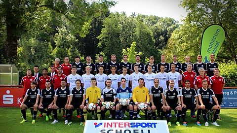 stehend v.l.n.r: Konditionstrainer Klaus Klingler, Physiotherapeutin Evelyn Wiget, Andreas Hermann, Dennis Richter, Semih Terzioglu, Dominik Stütz, Tim Adam, Lukas Hartmann, Marius Herkommer, Bastian Härter, Florian Müller, Florian Härter, Dominik Kiesle, David Drzosga

Mitte v.l.n.r.:Coach Bernd Maier (SGB I), Abteilungsleiter Heiko Krieger, Mükayil Dalbudak (Coach SGB III), Teammanager Oliver Glass, Sebastian Sorg (Coach SGB II), Julian Kern, Pascal Roelfsema, Jannik Lauer, Patrick Gräßle, Oliver Reith, Jona Maletic, Andreas Rusche, Marco Schwab, Aaron Barth, Spielleiter Alexander Sesar, Co-Trainer Wolfgang Wiedmann, Torwarttrainer Andreas Krieg.

vordere Reihe v.l.n.r.: Arthur Feil, Enis Zejnulahi, Liridon Ukaj, Jannic Maletic, Manuel Ziesel, Simon Smorz, Marco Holbeck, Oliver Vaas, Enis Terzioglu, Bastian Herr, Müslüm Cokkalender, Niko Sittner