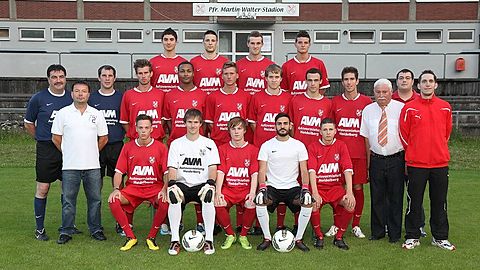 Hinten v.l.: Philipp, Jassmann, M. Laier, Piesch
Mitte v.l.: Co-Tr. K-H. Laier, J. Greulich, Tr. Schmid, Max, Häffner, Menges, Rausch, Fischer, 
Rottmann, 1. Vors. Kolb, SpA Greulich, Physio. Klefenz
Vorne v.l.: Schwarz, Pompiati, A. Laier, IL, Baust.	     Foto: Pfeifer