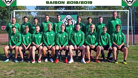 v.l.n.r.
Vordere Reihe: Maximilian Marx, Finn Keller, Levent Isin, Niklas Kniest, Manuel Küppers, Timo Kücken, Lukas Willigalla, Jan Meyer, Dennis Schlösser

Hintere Reihe: (TR) Uwe Kücken, Cemali Kocakaya, Toni Seferi, Leon Kradepohl, Dominic Pütz, Florian Balter, Benedikt Esser, Florent Seferi, Lukas Paulussen, (TR) Jürgen Hülsenbusch

Es fehlen: Lucas Wallrafen, Philipp Walter, Laurent isaki, Samet Kocakaya, Deniz Sagac, Fabian Vogler