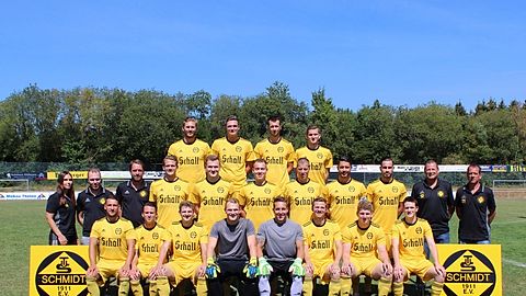 Untere Reife von links nach rechts: Co-Spielertrainer Björn Salger, Tim Kaminski, Ingo Müllejans, Luca Stollenwerk, Marco Tüxen, Stephan Ewald, Marek Breuer, Jannik Dick
Mittlere Reihe von links nach rechts: Physiotherapheutin Linda Rommerskirchen, Betreuer Daniel Rosenzweig, Obmann Andi Lennartz, Tobias Krischer, Maik Stollenwerk, Marco Harth, Kevin Wirtz, Michael Offermann, Stefan Offermann, Trainer Kalle Kiesant, Torwart-Trainer Mario Steffen
Hintere Reihe von links nach rechts: Max Hentschel, Marco Lutterbach, Aaron Jansen, Nico Breuer