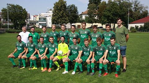 Hinten v.l.: Werner Thorwarth (1. Vorstand), Robert Lang (Trainer), Metin Durmish, Markus Renoth, David Feistenberger, Stefan Krnjaic, Florian Lang, Simon Kirmaier, Filip Krnjaic, Markus Zieglmeier (Betreuer).
Vorne v.l.: Harun Caglar, Julian Haller, Lukas Kellermann, Robin Raasch, Bernhard Feil, Josef Amort, Michael Neumair, Kilian Kellermann, Manuel Steiniger (Co-Trainer)