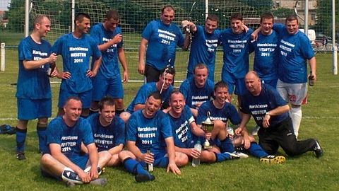 Harzklasse-Meister 2011: hintere Reihe - Steven Eschig, Philipp Lukowsky, Michael Walter, Dennis Präfke, Marcus Barenthin, Sebastian Roop, David Wald, Kevin Lingsminat; vordere Reihe - Kevin Kramer, Kevin Lodahl, Stefan Dörge, Florian Grahn,  Marcus Eilert, Andreas Kasten (C), Martin Kunze, Jörg Lüdecke (Trainer); Es fehlen: Jens Pleimling, Marian Roop