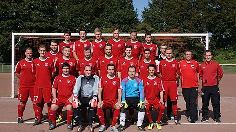 hintere Reihe von links: Igor Pack, Sergej Lorer, Kevin Kost, Sebastian Hoppe, Mauritz Koch, Domenic Krothofer,
mittlere Reihe von links: Spielertrainer Mirco Dietrich, Marcel Makosch, Stefan Hoffmann, Kai Wiegand, Marc Albrecht, Marcel Leuchtenberger, Stefan Pulwer, Stefano Sirigu, Betreuer Stefan Felkdmann, Kevin Block, Co.-Trainer Jörg Konrad, Betreuer Mario Dietrich. vordere Reihe von links: Marco Gomez, Manuel Klatka, David Szczerba, Andre Dietrich, Jonas Kleindt. Es fehlen Christian Brinkhoff, Sven Kuinke, Fabian Werft.